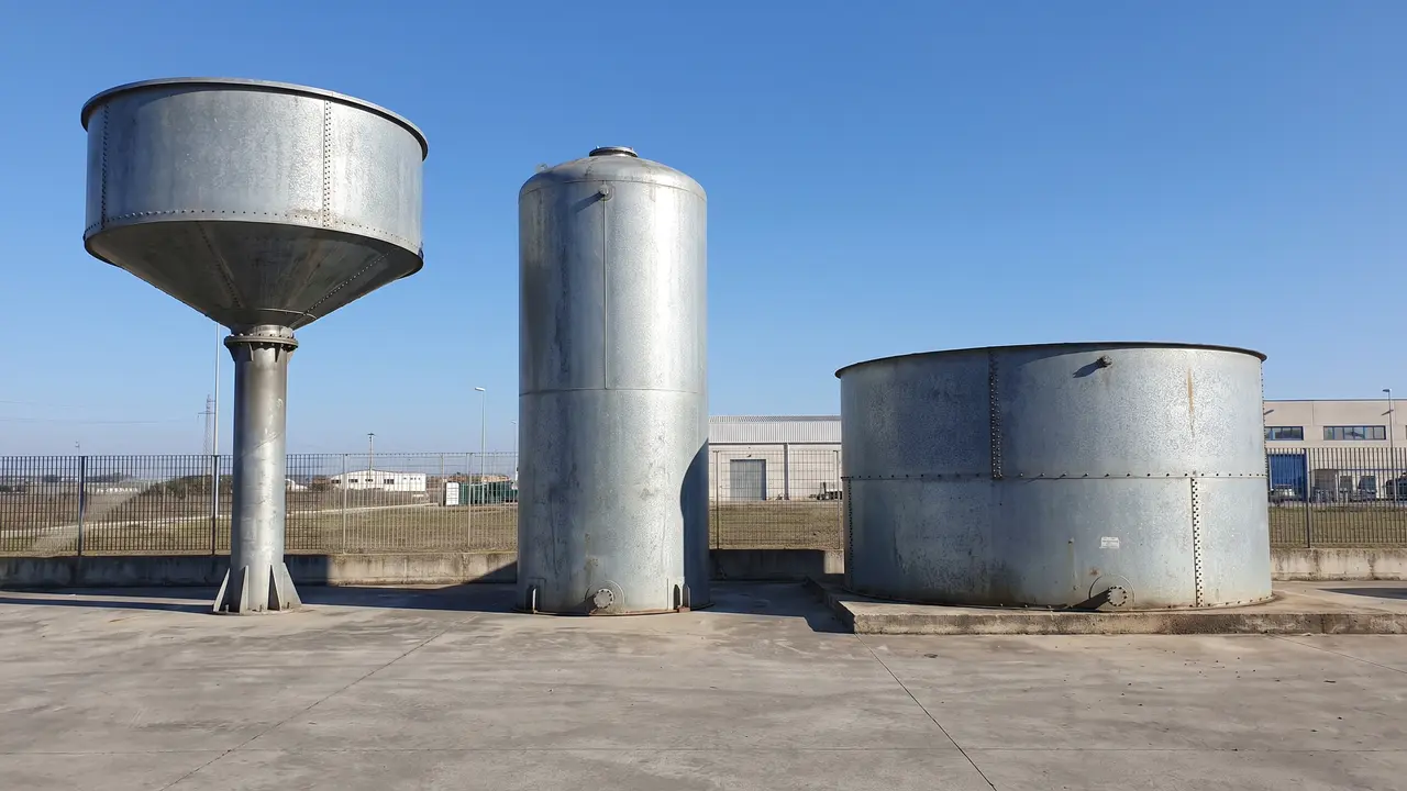 Comparativo entre reservatório metálico taça x tubular e apoiado de fundo reto