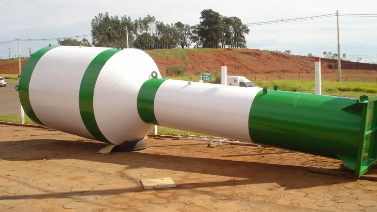 Reservatório metálico tipo taça coluna seca elevado